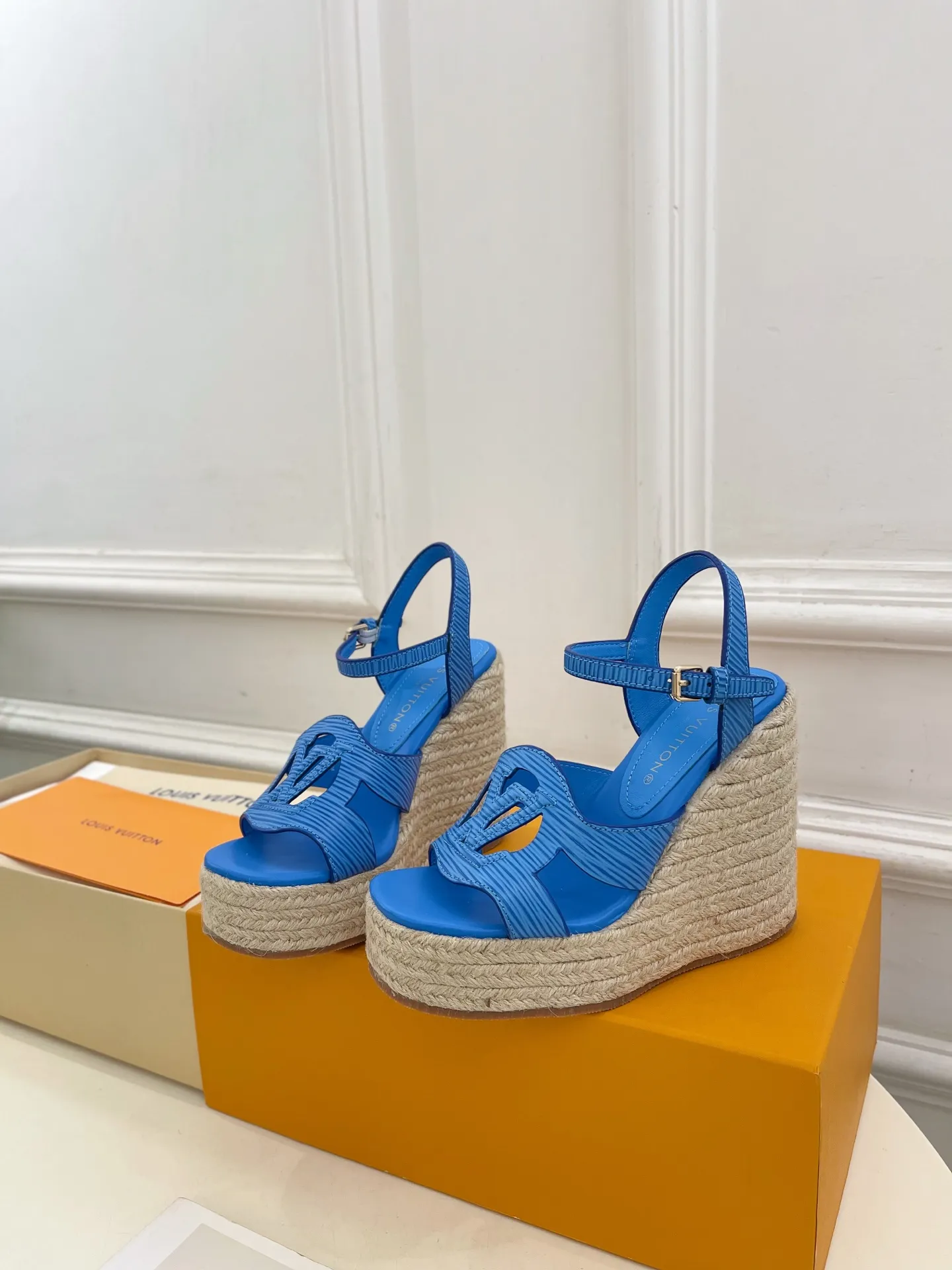 👟👟Ex-factory price 640👟👟 LV | Louis Vuitton 25𝐬𝐬 🧡💚2025 spring and summer new style top version‼ ️The original version is the same. The counter focuses on the latest LV ISOLA hollow hemp rope wedge sandals. New hard goods. ❥BS purchasing level! Full of high-end feel! A popular model among bloggers at home and abroad, it’s retro and fashionable and looks amazing on your feet! Mainly recommended model on the official website★ ━━━━━ ЅᏇєєt ━━━━━ ▪️Upper: original customized calfskin ▪️Lining: imported sheepskin ▪️Outsole: original molded outsole ▪️Heel height: 12cm, water platform 3.5cm ▪️Shoe size: 35-39 (40, 41 customized)